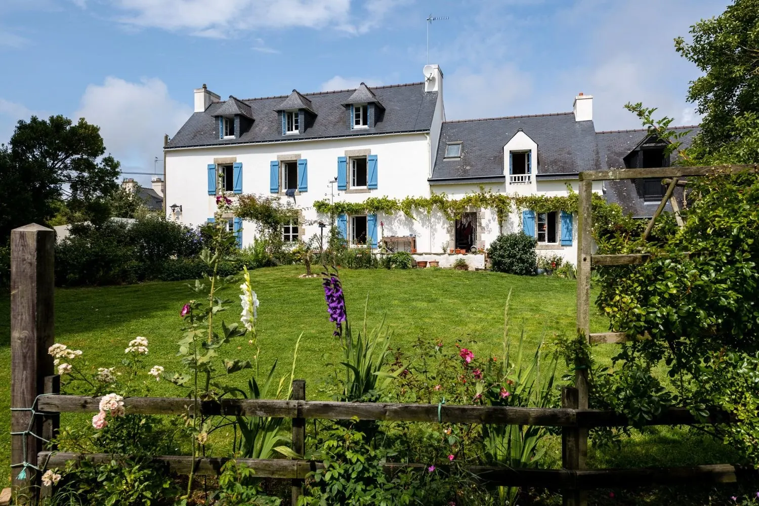 Maison bretonne aux volets bleus et son jardin